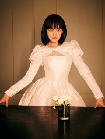 Wen Qi's pretty short hair sexy photo on the night of golden makeup