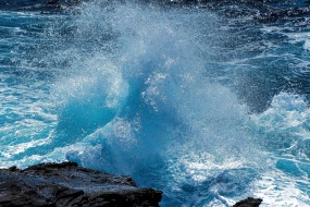 海浪拍打礁石的图片桌面壁纸