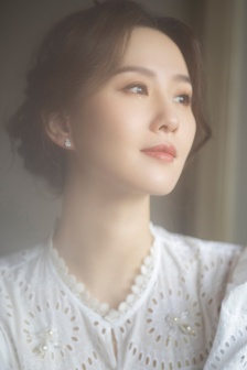 Liu Shishi elegant and sexy photo in white hollow dress