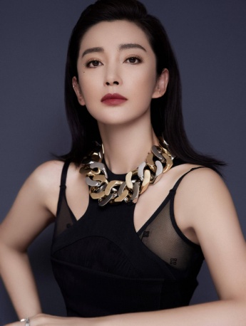 李冰冰吊带短裙黑丝长腿写真