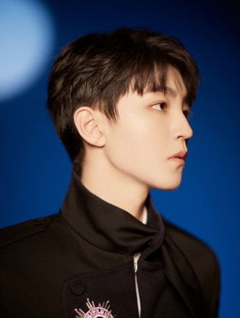 Photos of Wang Junkai's handsome boyish temperament