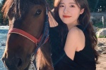 梨涡允允露肩装性感骑马照图片