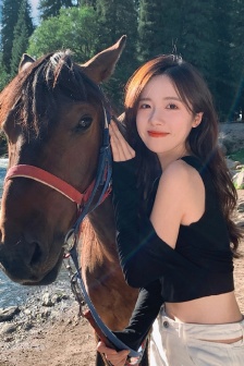 Liwo Yunyun sexy riding photos in off-shoulder outfit