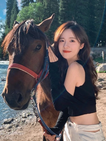 Liwo Yunyun sexy riding photos in off-shoulder outfit