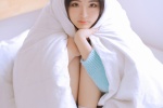 带着耳机的女孩性感撩人白丝美腿写真