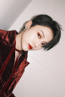 Liu Yuxin sexy photo in wine red suit