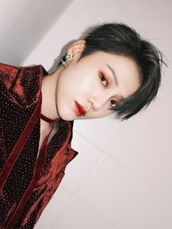 Liu Yuxin sexy photo in wine red suit