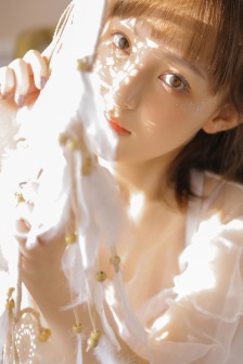 妩媚性感白色婚纱裙美女写真图片