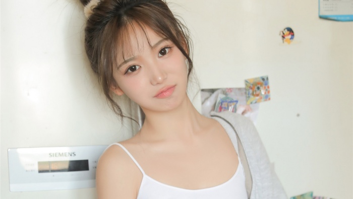 White and tender beauty in suspenders photo desktop wallpaper