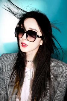 Yang Mi's colorful light and shadow fashion and sexy photos