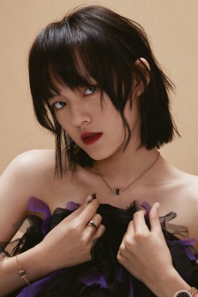 Wen Qi's charming and sexy photos in fashion magazine