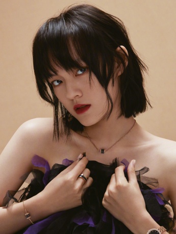 Wen Qi's charming and sexy photos in fashion magazine