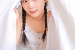 吊带衫美女俏皮马尾辫可爱写真