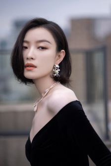 Ni Ni's elegant and sexy photo of branch and vine necklace