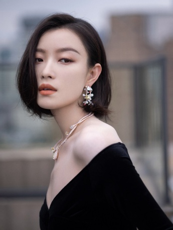 Ni Ni's elegant and sexy photo of branch and vine necklace