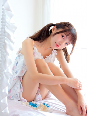 邻家女孩吊带睡裙长腿写真