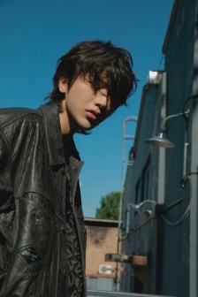 Cai Xukun's handsome autumn photo of Qingkong motorcycle