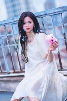 杨超越泡泡袖公主裙元气性感写真