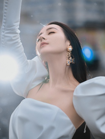 迪麗熱巴泡泡袖抹胸長裙性感寫真