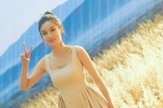 Angelababy素色长裙麦田写真照