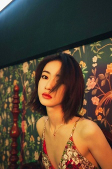 Wu Jinyan's retro curly hair fashion sexy photo