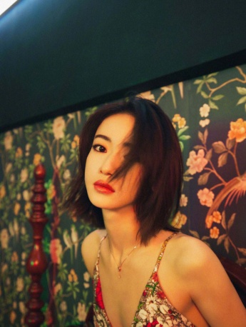 吴谨言复古卷发时尚性感写真