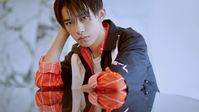 易烊千玺桌面壁纸图片