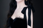 Jing Tian sexy photo pictures in black tube top umbrella skirt
