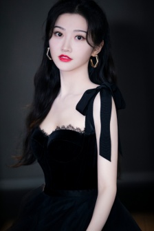 Jing Tian sexy photo pictures in black tube top umbrella skirt