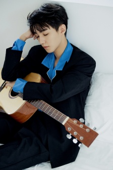 Wang Junkai's lazy and handsome autumn photo pictures