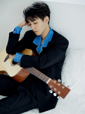 Wang Junkai's lazy and handsome autumn photo pictures