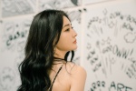 Xu Lu's sexy back photo with low-cut suspender belt