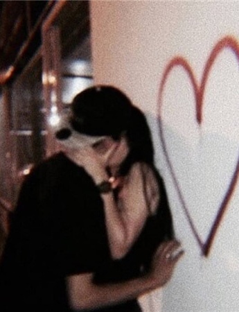 真人超級幸福情侶接吻背景圖片素材