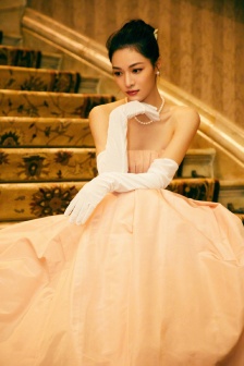 Zhong Chuxi sexy photo in pink tube top dress