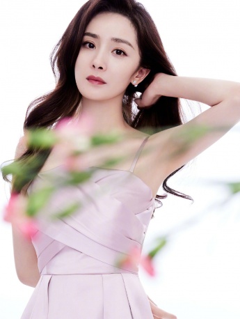Yang Mi's sexy photo with wavy curly hair