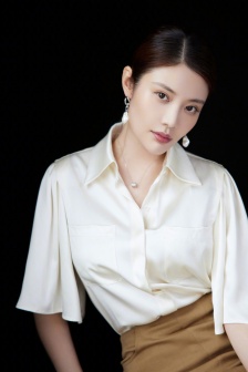 Xu Dongdong's elegant and sexy photo in white shirt