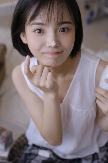 元气短发美女俏皮性感卧室写真