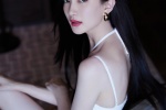 Jiang Shuying sexy photo in white tight suspender skirt