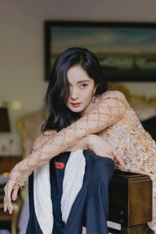 杨幂璀璨色彩辣妹裙妩媚性感写真