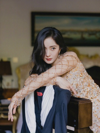 Yang Mi's charming and sexy photos in bright and colorful hot girl skirts