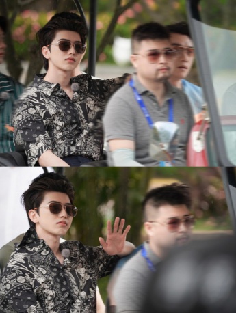 Cai Xukun's cool and stylish photos in black and white floral shirt