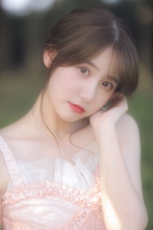 美女网红一栗小莎子唯美性感写真