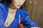 李斯羽深V藍色長裙性感寫真
