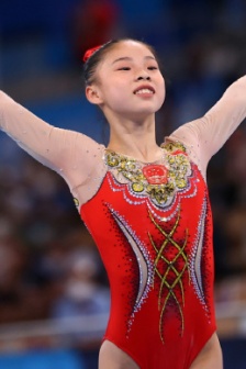 Guan Chenchen wins gold medal on women's balance beam