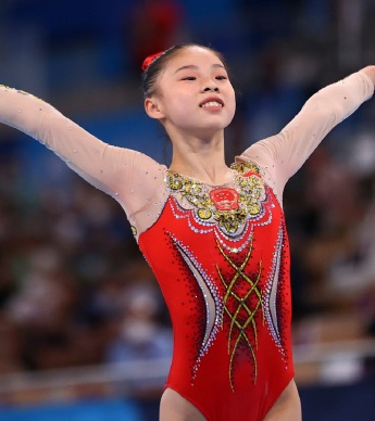Guan Chenchen wins gold medal on women's balance beam