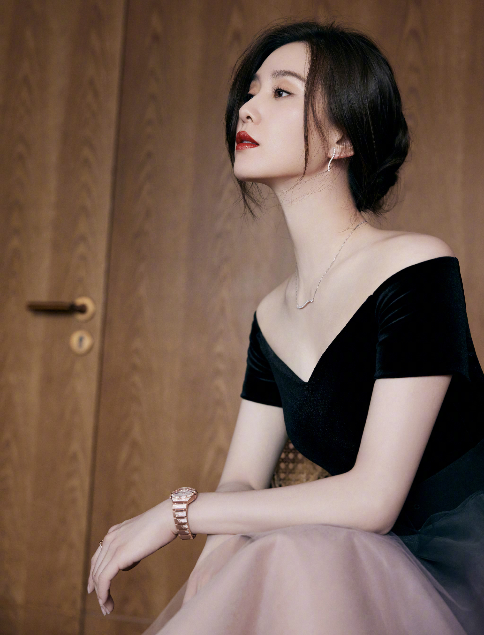刘诗诗造型大片黑色一字肩长裙红色光影，肩颈和锁骨线条太美啦