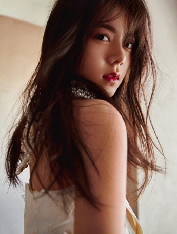 Zhao Jinmai's gentle and sexy photo with slightly curly long hair