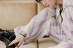 Zhou Bichang's fashionable and sexy photo in silk light purple shirt