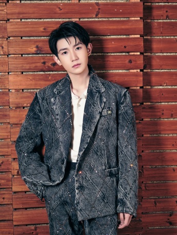 王源灰牛仔套裝帥氣寫真