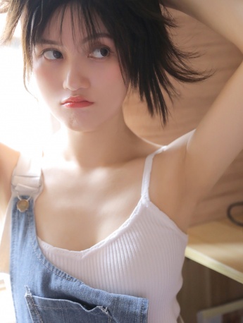 高挑吊帶美女嫵媚誘惑性感寫真